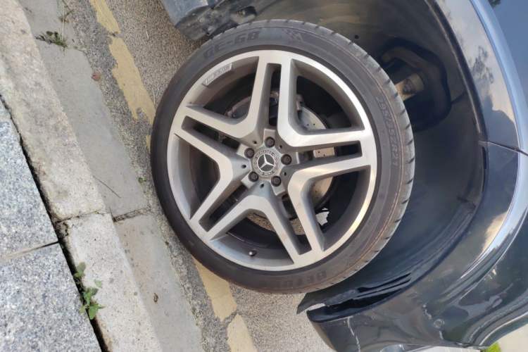 Used Mercedes-Benz GLS 2018 Restyled GLS 400 4MATIC Luxury Edition Right Front Wheel Hub