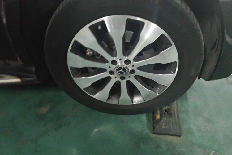 Used Mercedes-Benz GLS 2018 Refreshed GLS 400 4MATIC Dynamic Edition Right Front Wheel Hub