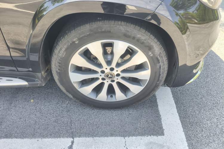 Used Mercedes-Benz GLS 2018 Refreshed GLS 400 4MATIC Dynamic Edition Right Front Wheel Hub