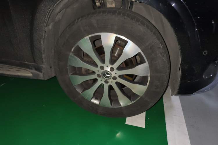 Used Mercedes-Benz GLS 2018 Refreshed GLS 400 4MATIC Dynamic Edition Right Front Wheel Hub