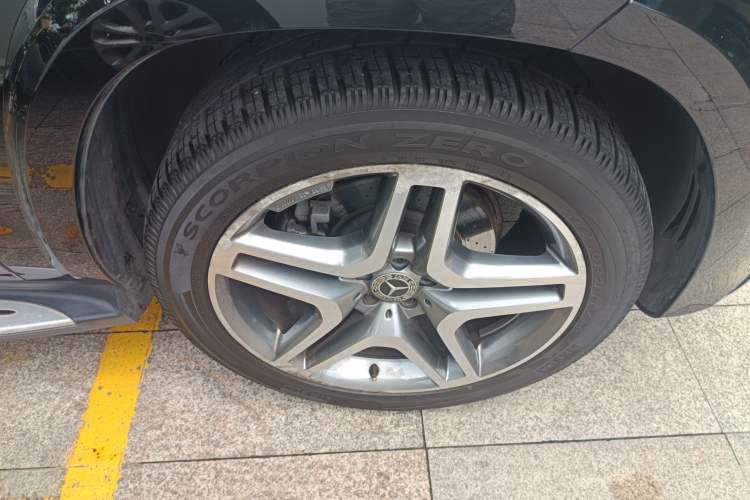 Used Mercedes-Benz GLS 2018 GLS 400 4MATIC Luxury Model Right Front Wheel Hub