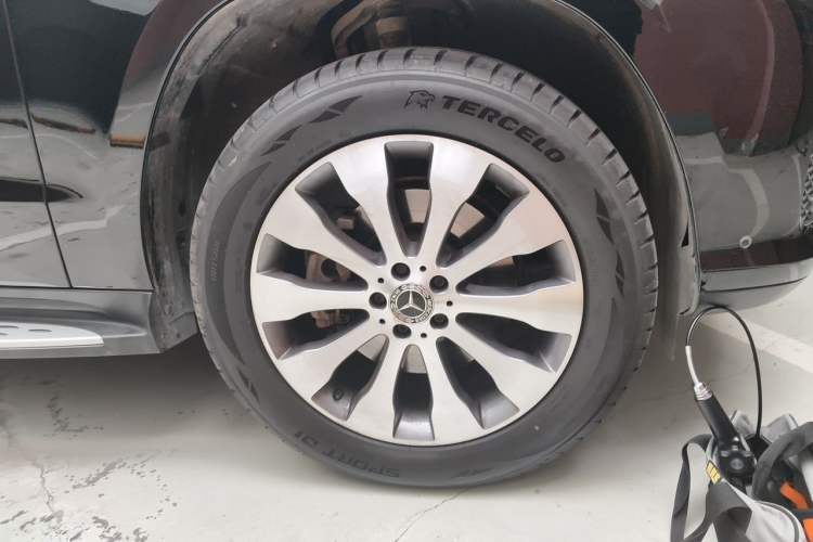 Used Mercedes-Benz GLS  Right Front Wheel Hub