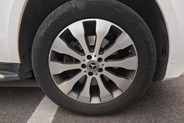 Used Mercedes-Benz GLS 2018 Refreshed GLS 400 4MATIC Dynamic Edition Right Front Wheel Hub