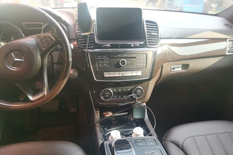 Used Mercedes-Benz GLS  Center Console