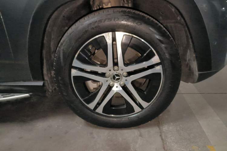 Used Mercedes-Benz GLS 2020 GLS 450 4MATIC Dynamic Edition Right Front Wheel Hub