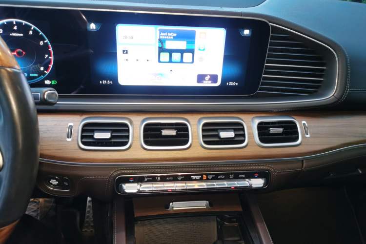 Used Mercedes-Benz GLS 2021 Facelift GLS 450 4MATIC Luxury Edition Audio And AC Panel