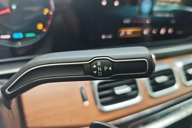 Used Mercedes-Benz GLS 2021 Facelift GLS 450 4MATIC Luxury Edition Gear Lever