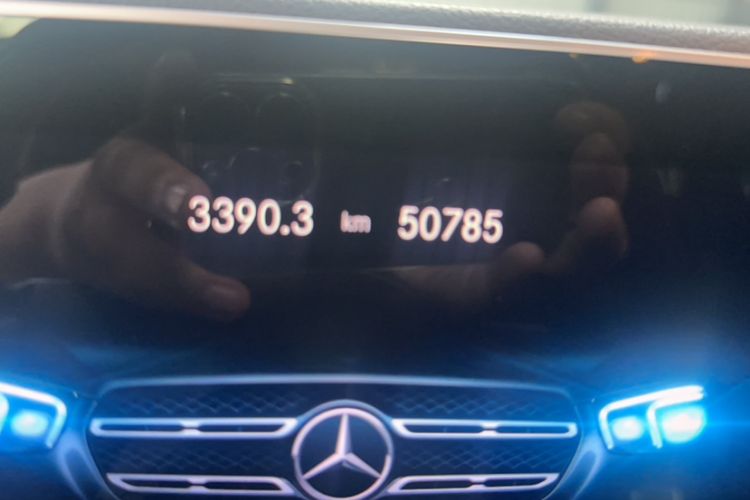 Used Mercedes-Benz GLS 2021 Facelift GLS 450 4MATIC Luxury Edition Odometer Close Up