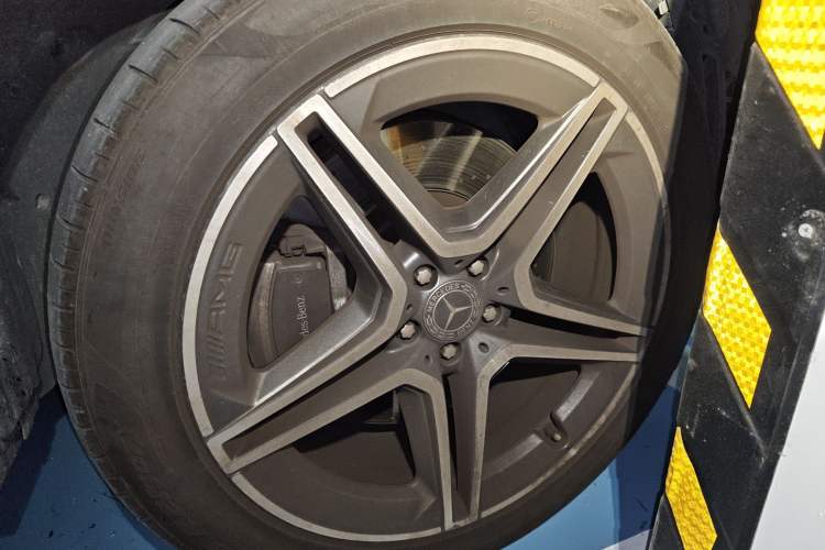 Used Mercedes-Benz GLS 2021 Facelift GLS 450 4MATIC Luxury Edition Right Front Wheel Hub