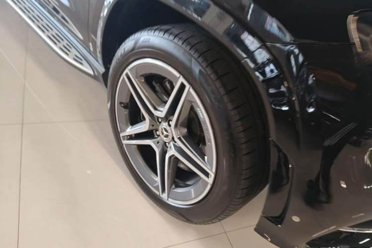 Used Mercedes-Benz GLS 2021 GLS 450 4MATIC Luxury Model Right Front Wheel Hub