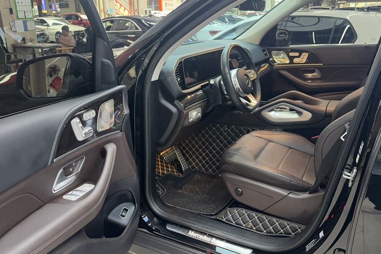 Used Mercedes-Benz GLS 2022 Second Facelift GLS 450 4MATIC Stylish Version Interior 2