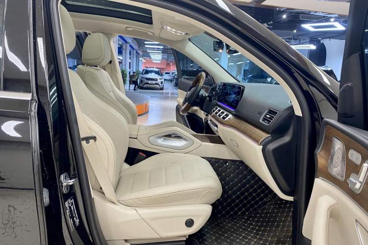 Used Mercedes-Benz GLS 2022 Second Facelift GLS 450 4MATIC Luxury Edition Interior 9