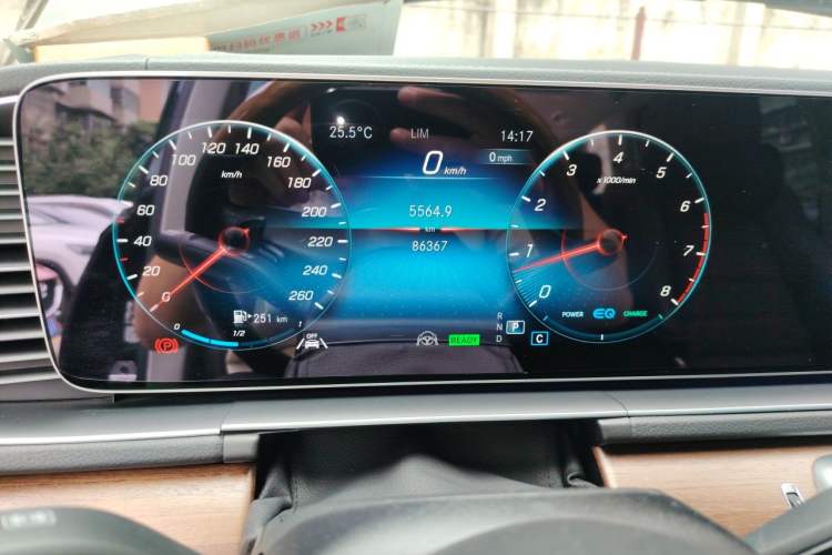 Used Mercedes-Benz GLS 2022 Second Facelift GLS 450 4MATIC Luxury Edition Odometer Close Up