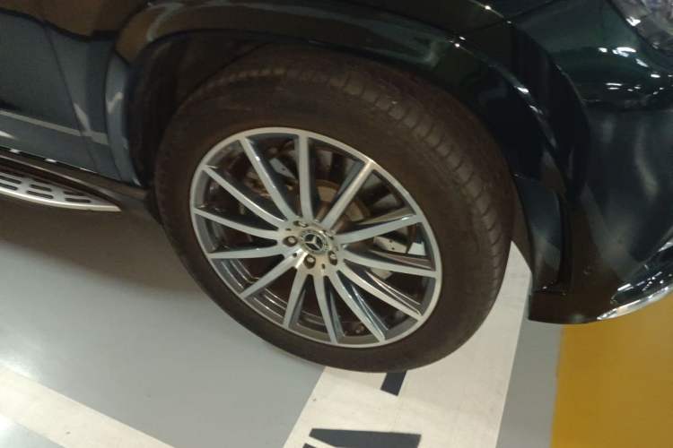 Used Mercedes-Benz GLS 2022 Second Facelift GLS 450 4MATIC Luxury Edition Right Front Wheel Hub