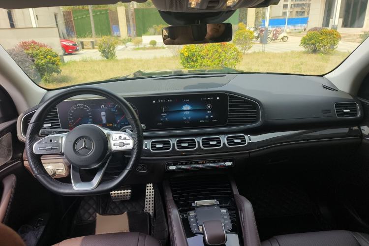 Used Mercedes-Benz GLS 2023 Second Facelift GLS 450 4MATIC Stylish Version Center Console