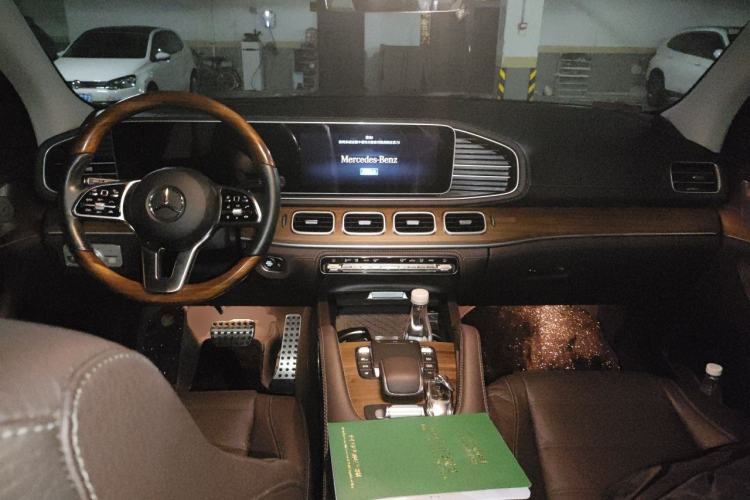 Used Mercedes-Benz GLS 2023 GLS 450 4MATIC Luxury Model Center Console