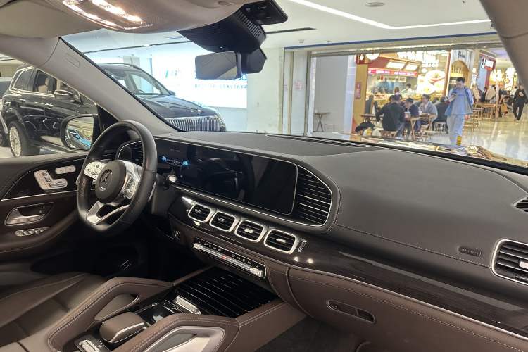 Used Mercedes-Benz GLS 2023 GLS 450 4MATIC Stylish Model Interior 10