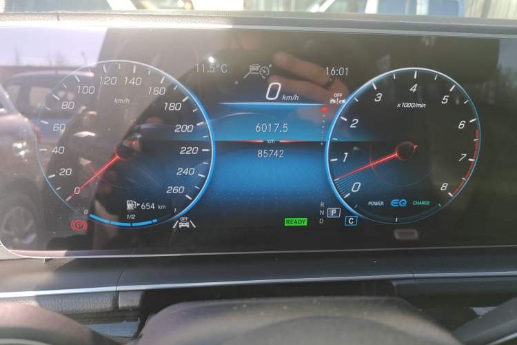 Used Mercedes-Benz GLS 2023 GLS 450 4MATIC Stylish Model Odometer Close Up