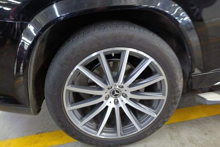 Used Mercedes-Benz GLS 2023 Second Facelift GLS 450 4MATIC Luxury Edition Right Rear Wheel Hub