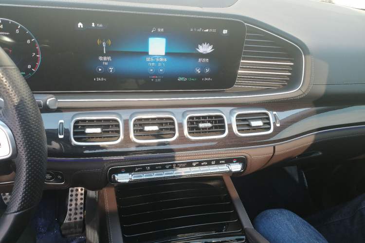 Used Mercedes-Benz GLS 2023 GLS 450 4MATIC Stylish Model Audio And AC Panel