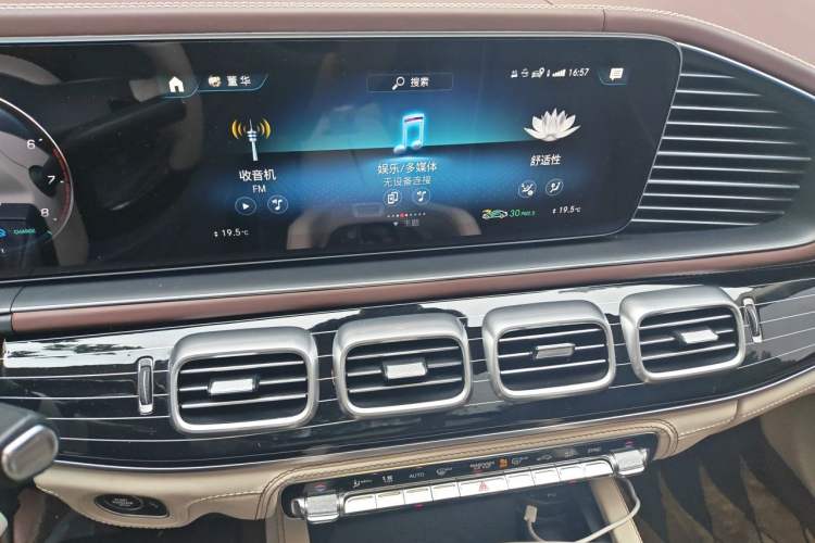 Used Mercedes-Benz GLS 2023 GLS 450 4MATIC Stylish Model Audio And AC Panel