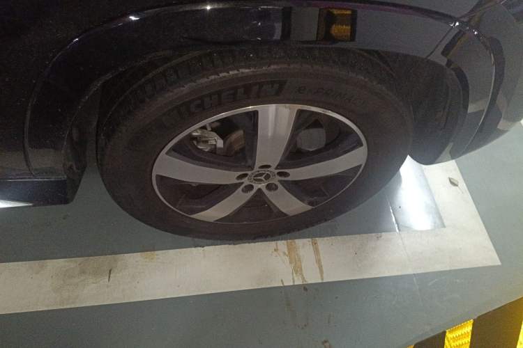 Used Mercedes-Benz GLS 2024 GLS 450 4MATIC Dynamic Edition Right Front Wheel Hub