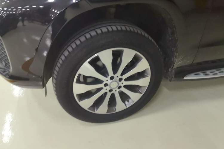 Used Mercedes-Benz GLS-Class 2016 GLS 450 Middle East version Left Front Wheel Hub