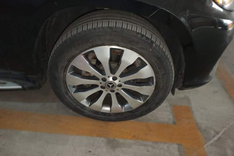 Used Mercedes-Benz GLS-Class 2016 GLS 450 U.S. specification Right Front Wheel Hub