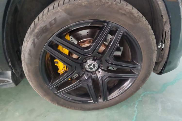 Used Mercedes-Benz GLS-Class 2017 GLS 450 Low-Power Version U.S. Specification Right Front Wheel Hub
