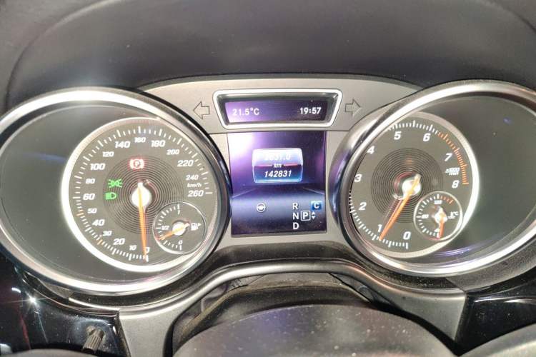 Used Mercedes-Benz GLS-Class 2018 GLS 450 Middle East version Odometer Close Up