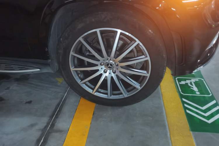 Used Mercedes-Benz GLS-Class 2021 GLS 450 7-seater U.S. specification Right Front Wheel Hub
