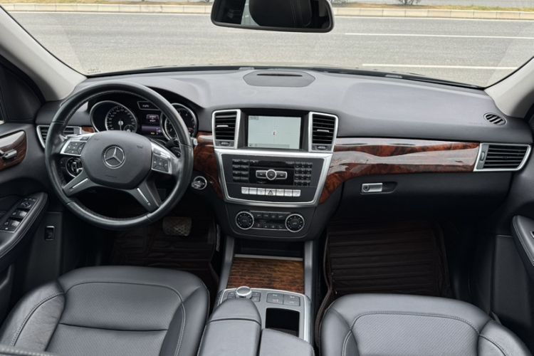 Used Mercedes-Benz M-Class 2015 ML 400 4MATIC Dynamic Model Interior 1
