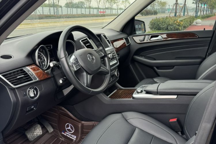 Used Mercedes-Benz M-Class 2015 ML 400 4MATIC Dynamic Model Interior 2