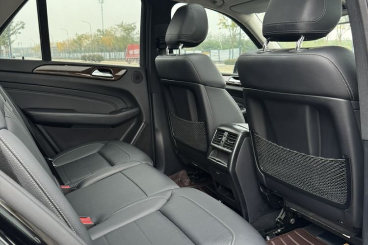 Used Mercedes-Benz M-Class 2015 ML 400 4MATIC Dynamic Model Interior 4