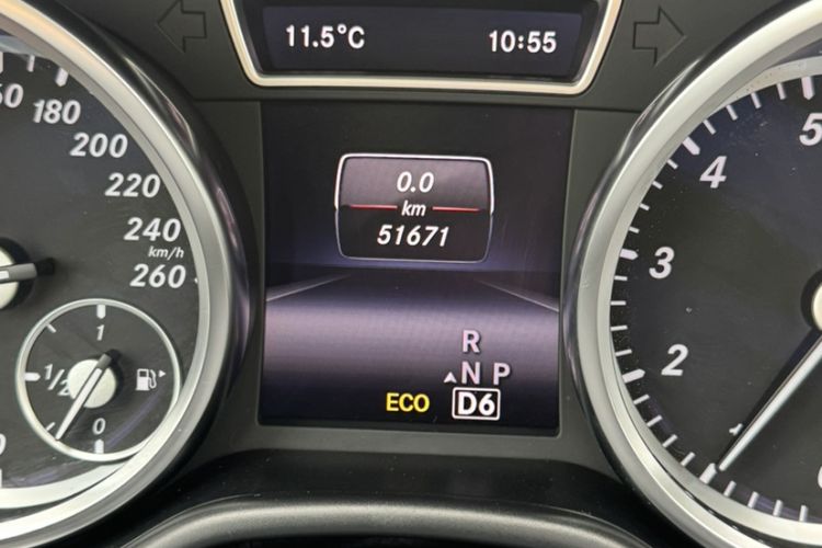 Used Mercedes-Benz M-Class 2015 ML 400 4MATIC Dynamic Model Odometer Close Up