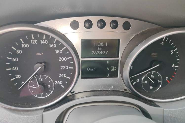 Used Mercedes-Benz M-Class 2006 ML 350 Sport Edition Odometer Close Up