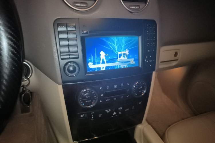 Used Mercedes-Benz M-Class 2008 ML 350 4MATIC Luxury Model Audio And AC Panel
