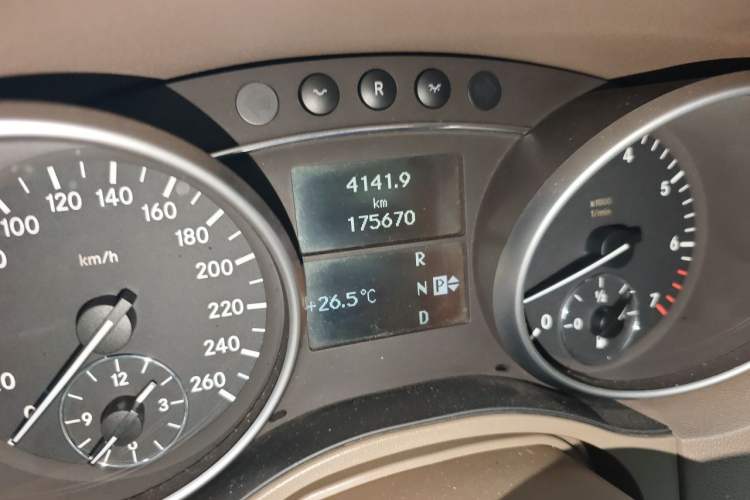 Used Mercedes-Benz M-Class 2008 ML 350 4MATIC Luxury Model Odometer Close Up
