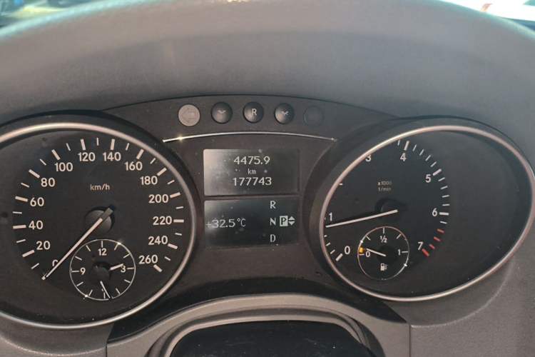 Used Mercedes-Benz M-Class 2008 ML 350 4MATIC Dynamic Model Odometer Close Up