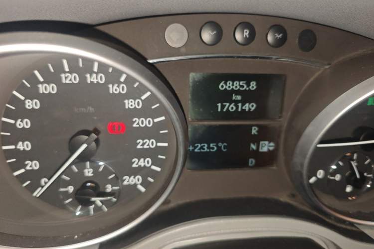 Used Mercedes-Benz M-Class 2008 ML 350 4MATIC Luxury Model Odometer Close Up