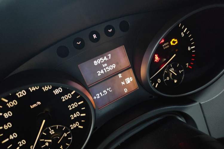 Used Mercedes-Benz M-Class 2008 ML 350 4MATIC Dynamic Model Odometer Close Up