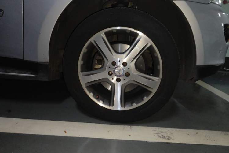 Used Mercedes-Benz M-Class 2008 ML 350 4MATIC Luxury Model Right Front Wheel Hub
