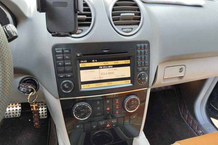 Used Mercedes-Benz M-Class 2010 ML 300 4MATIC Audio And AC Panel