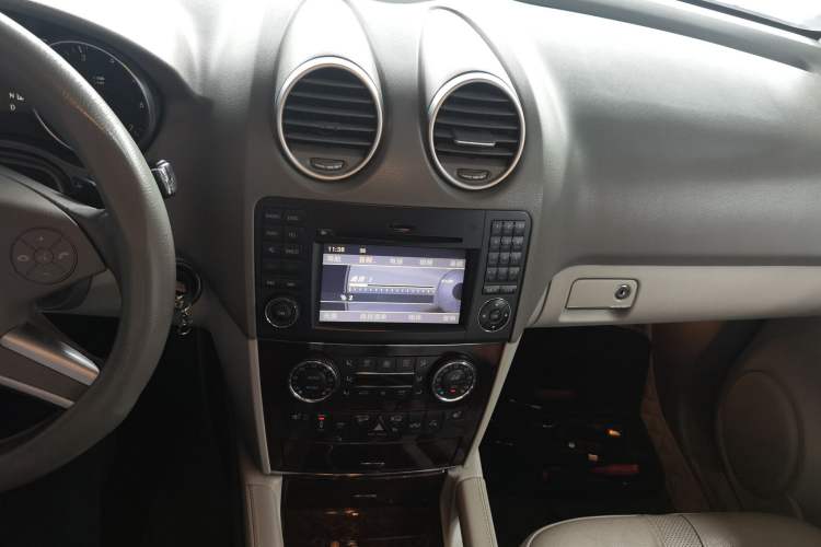 Used Mercedes-Benz M-Class 2010 ML 350 4MATIC Luxury Model Audio And AC Panel