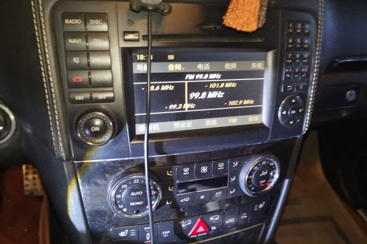 Used Mercedes-Benz M-Class 2010 ML 350 4MATIC Luxury Model Audio And AC Panel