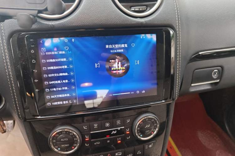 Used Mercedes-Benz M-Class 2010 ML 350 4MATIC Luxury Model Audio And AC Panel