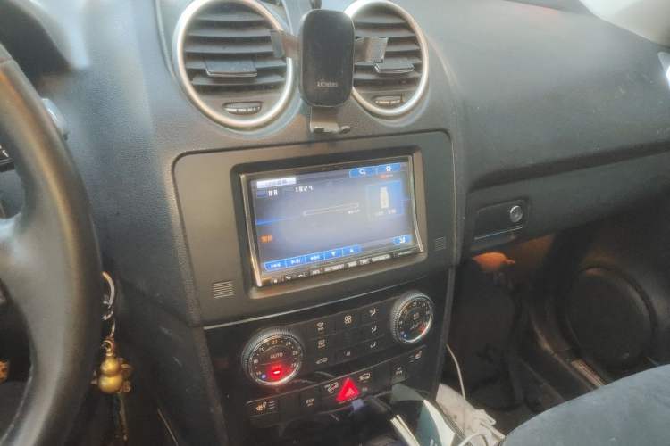 Used Mercedes-Benz M-Class 2010 ML 300 4MATIC Audio And AC Panel