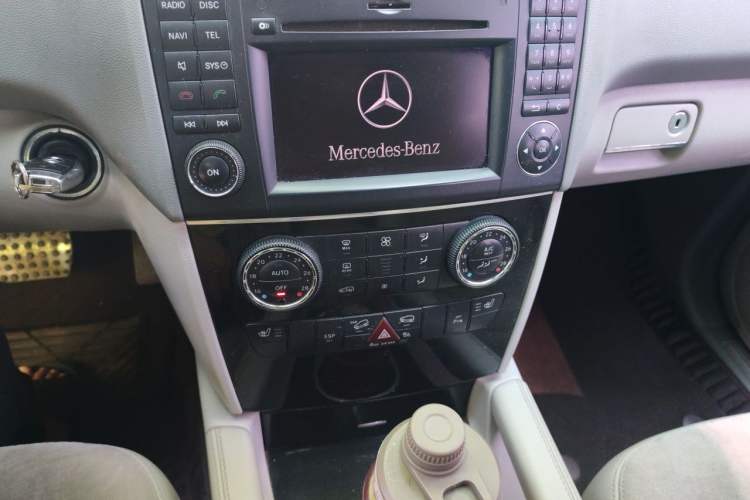 Used Mercedes-Benz M-Class 2010 ML 300 4MATIC Audio And AC Panel