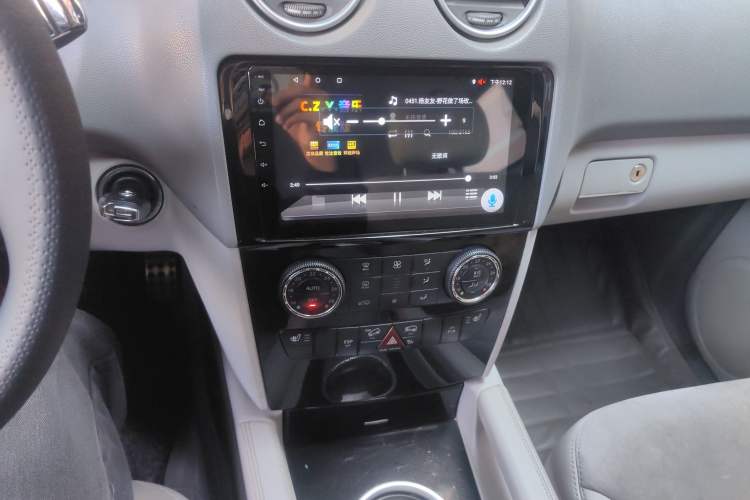 Used Mercedes-Benz M-Class 2010 ML 300 4MATIC Audio And AC Panel