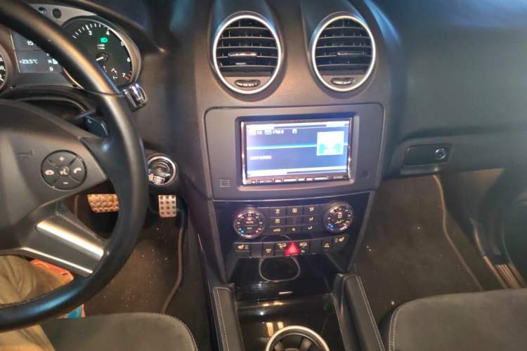 Used Mercedes-Benz M-Class 2010 ML 300 4MATIC Audio And AC Panel